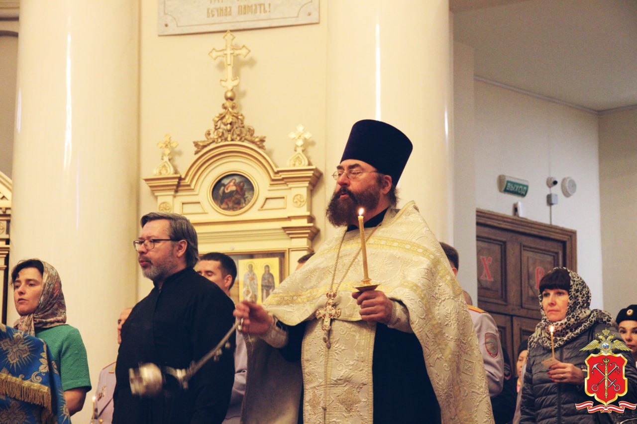 В храме Иконы Божией Матери «Всех скорбящих Радость» отслужена панихида по полицейским, погибшим при исполнении служебных обязанностей В храме Иконы Божией Матери «Всех скорбящих Радость» отслужена панихида по полицейским, погибшим при исполнении служебных обязанностей