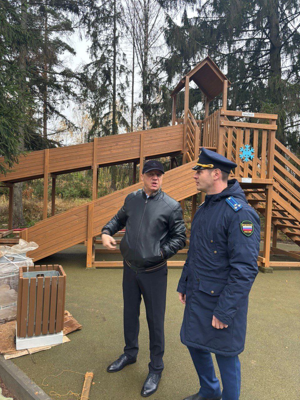 Прокурор Ломоносовского района Сергей Филичев осуществил выезд в Пениковское сельское поселение для оценки выполнения работ по благоустройству общественной территории «Парк Пихты», реализуемых в рамках национального проекта...