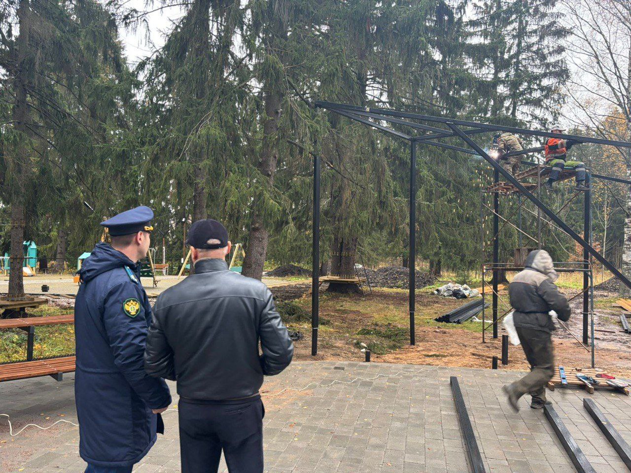 Прокурор Ломоносовского района Сергей Филичев осуществил выезд в Пениковское сельское поселение для оценки выполнения работ по благоустройству общественной территории «Парк Пихты», реализуемых в рамках национального проекта... Прокурор Ломоносовского района Сергей Филичев осуществил выезд в Пениковское сельское поселение для оценки выполнения работ по благоустройству общественной территории «Парк Пихты», реализуемых в рамках национального проекта...