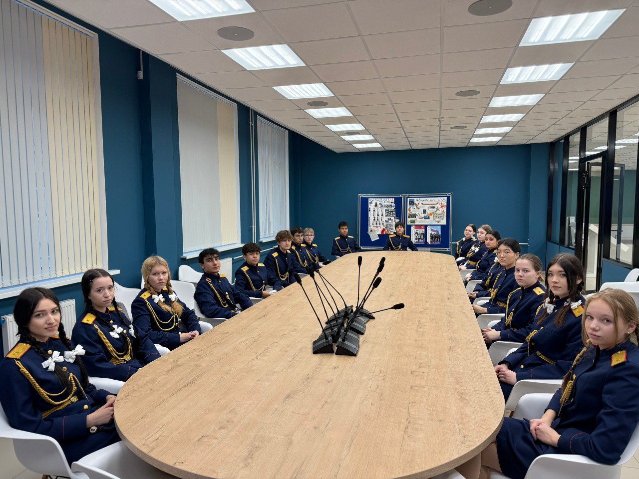 Старший следователь следственного отдела по городу Мурино провёл классный час, приуроченный ко Дню народного единства, с учащимися подшефных кадетских классов Следственного комитета России Старший следователь следственного отдела по городу Мурино провёл классный час, приуроченный ко Дню народного единства, с учащимися подшефных кадетских классов Следственного комитета России