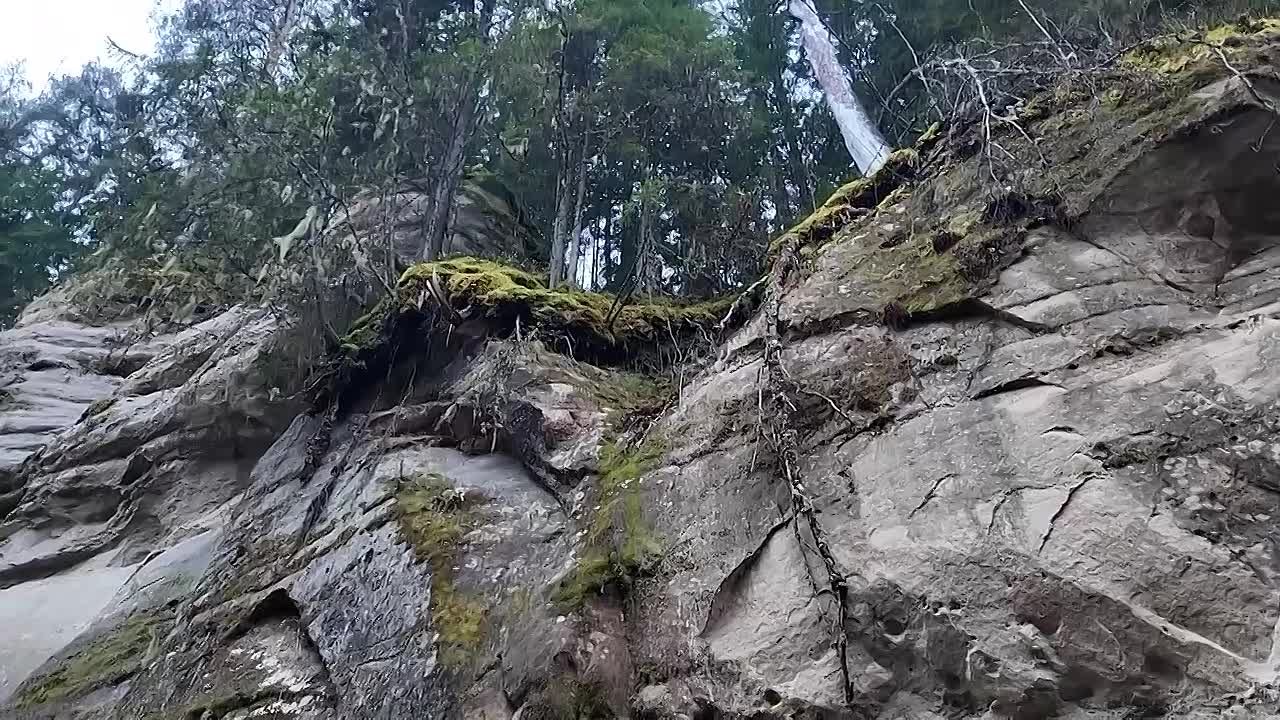 Если посмотрели у Александра Дрозденко фотографии про каньон реки Ящера, но еще сомневаетесь — ехать ли: смотрите видео и позвольте себе впечатления