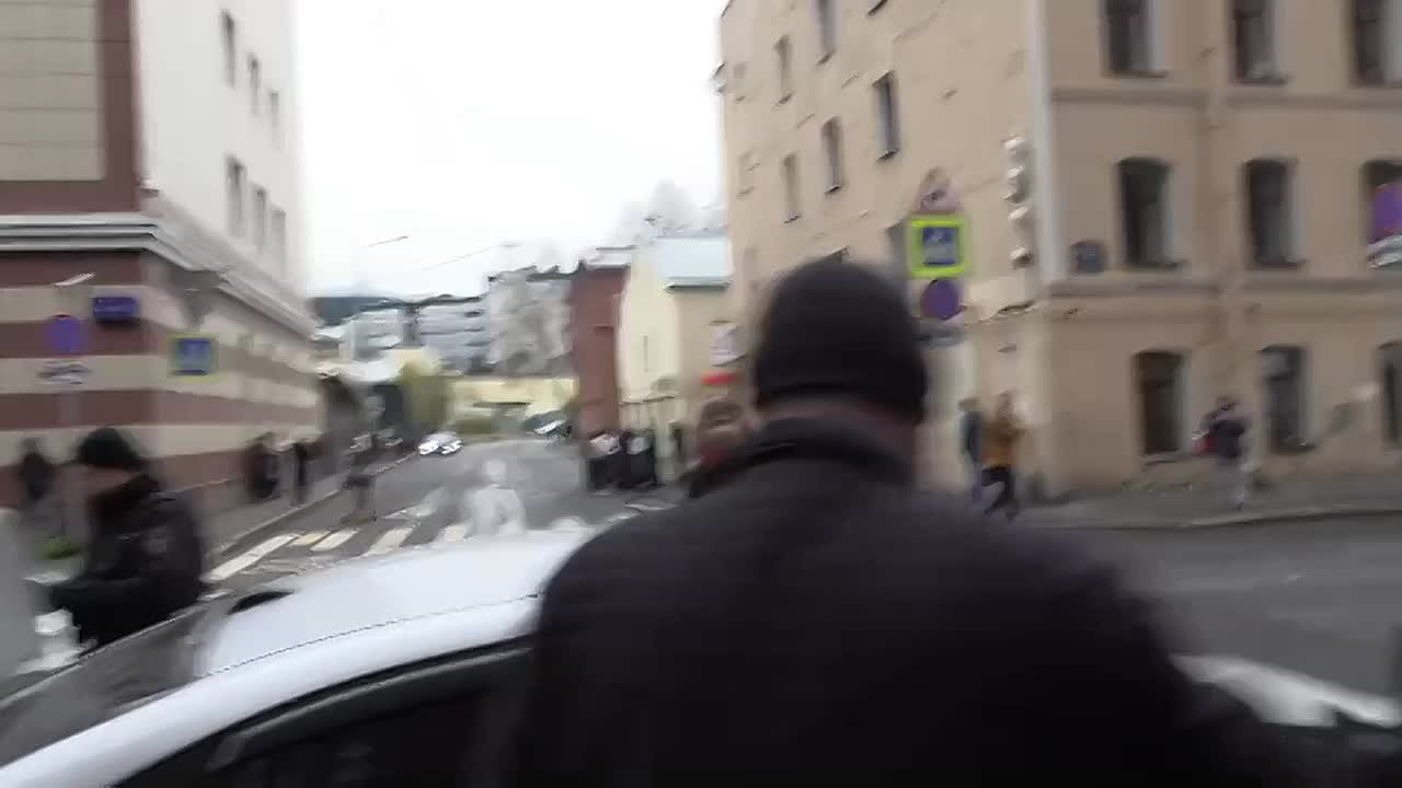 Полиция провела масштабный рейд у миграционного центра в Петербурге