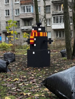Осенний собрат снеговика был замечен в Выборгском районе Петербурга
