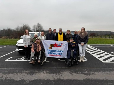 Поддержка героев на каждом этапе — фонд «Защитники Отечества» передал ветеранам СВО автомобили с ручным управлением
