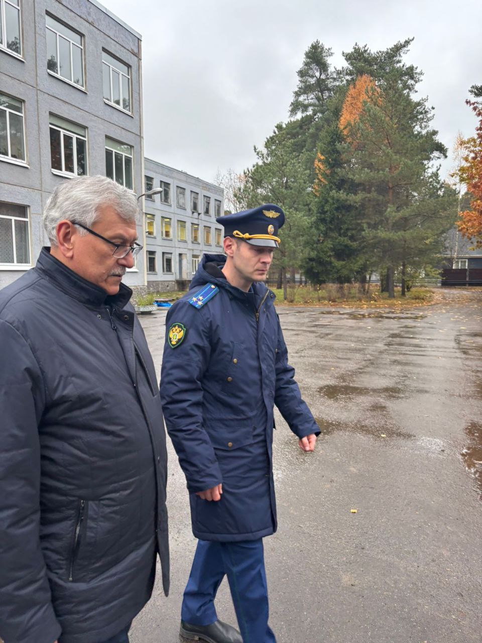 Прокурор Ломоносовского района Сергей Филичев осуществил выезд в МОУ «Лебяженский образовательный центр» с целью контроля фактического устранения нарушений, допущенных при проведении капитального ремонта кровли Прокурор Ломоносовского района Сергей Филичев осуществил выезд в МОУ «Лебяженский образовательный центр» с целью контроля фактического устранения нарушений, допущенных при проведении капитального ремонта кровли