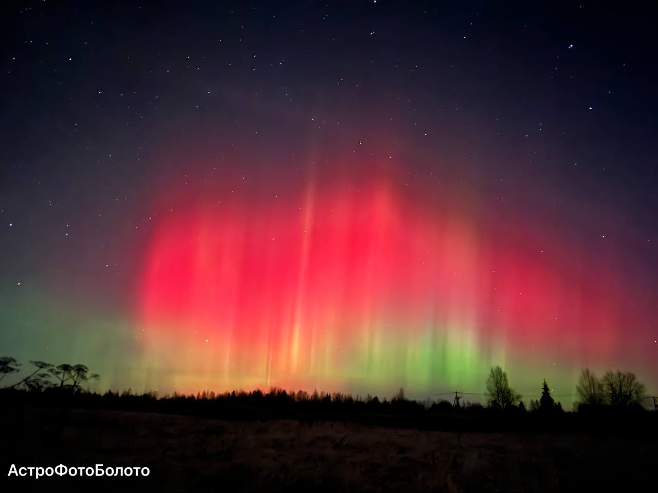 Полярные сияния редких красных оттенков вызвала сильная магнитная буря Полярные сияния редких красных оттенков вызвала сильная магнитная буря