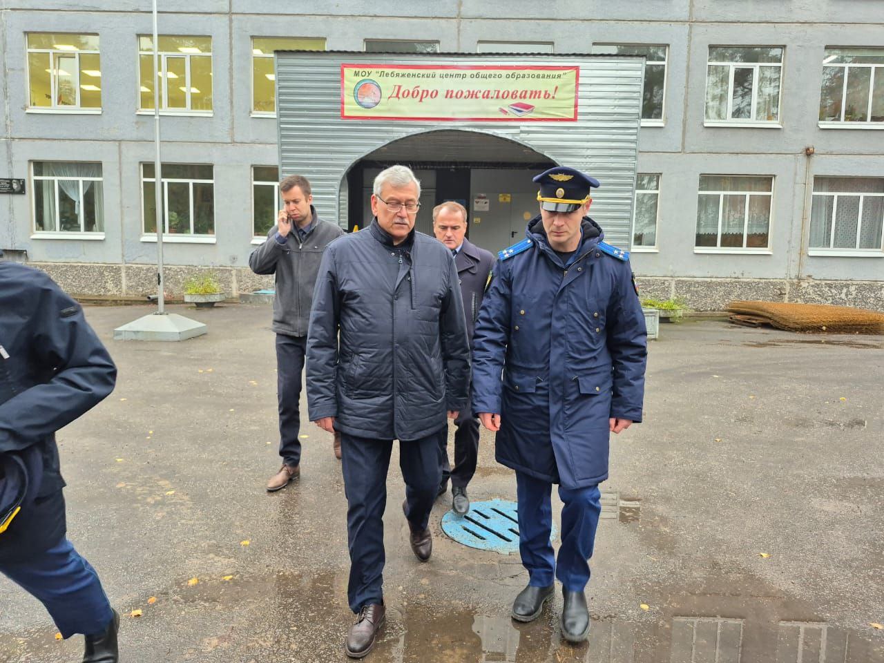 Прокурор Ломоносовского района Сергей Филичев осуществил выезд в МОУ «Лебяженский образовательный центр» с целью контроля фактического устранения нарушений, допущенных при проведении капитального ремонта кровли