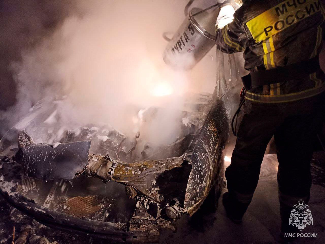 В Тихвинском районе ликвидировано возгорание легкового автомобиля