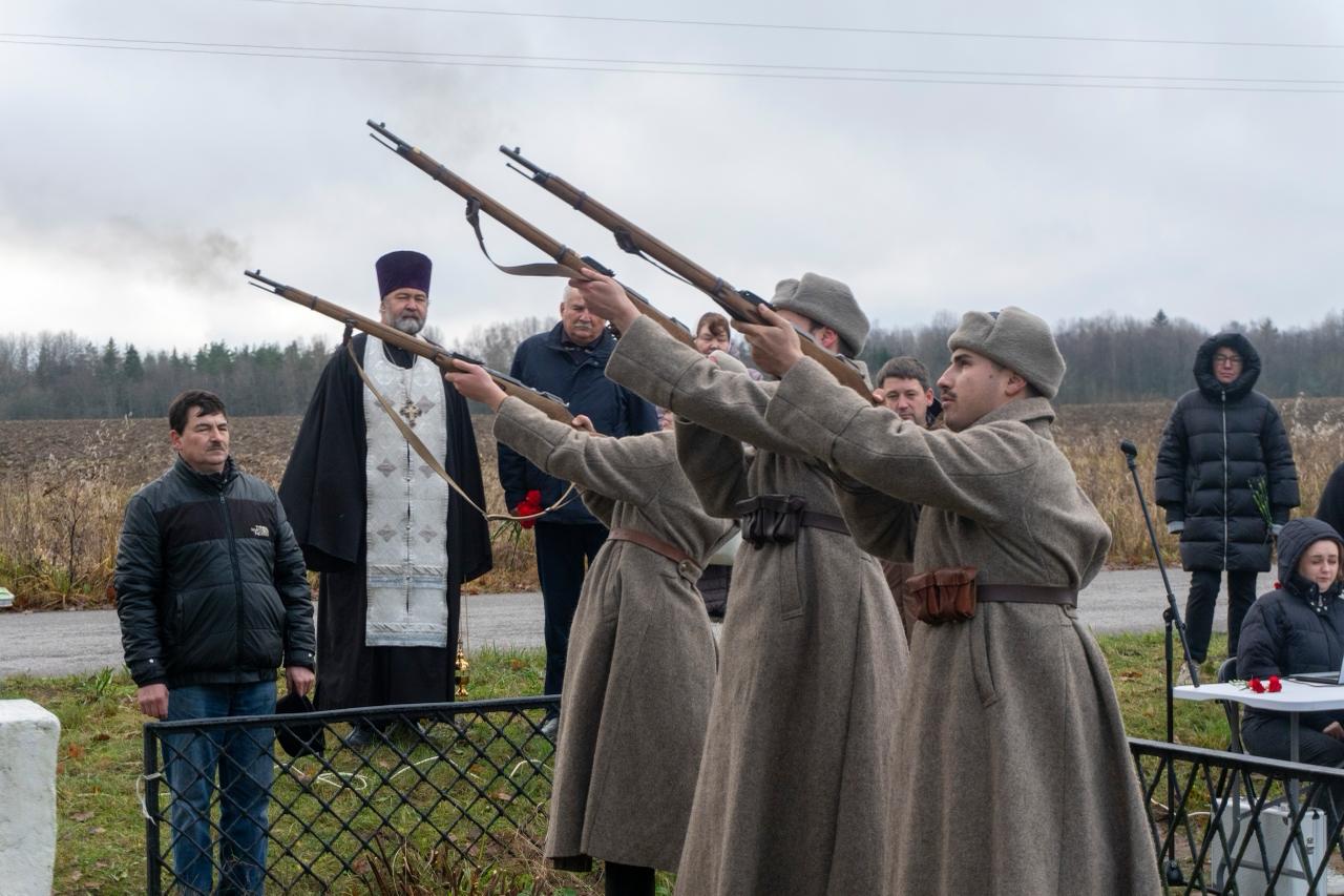Останки двух красноармейцев предали земле в поселке Глобицы Останки двух красноармейцев предали земле в поселке Глобицы