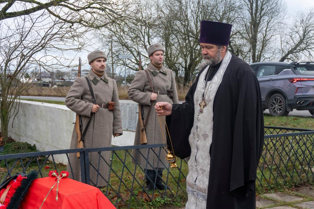 Останки двух красноармейцев предали земле в поселке Глобицы Останки двух красноармейцев предали земле в поселке Глобицы