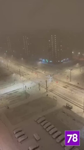 Улицы Петербурга и Ленобласти заметает все сильнее