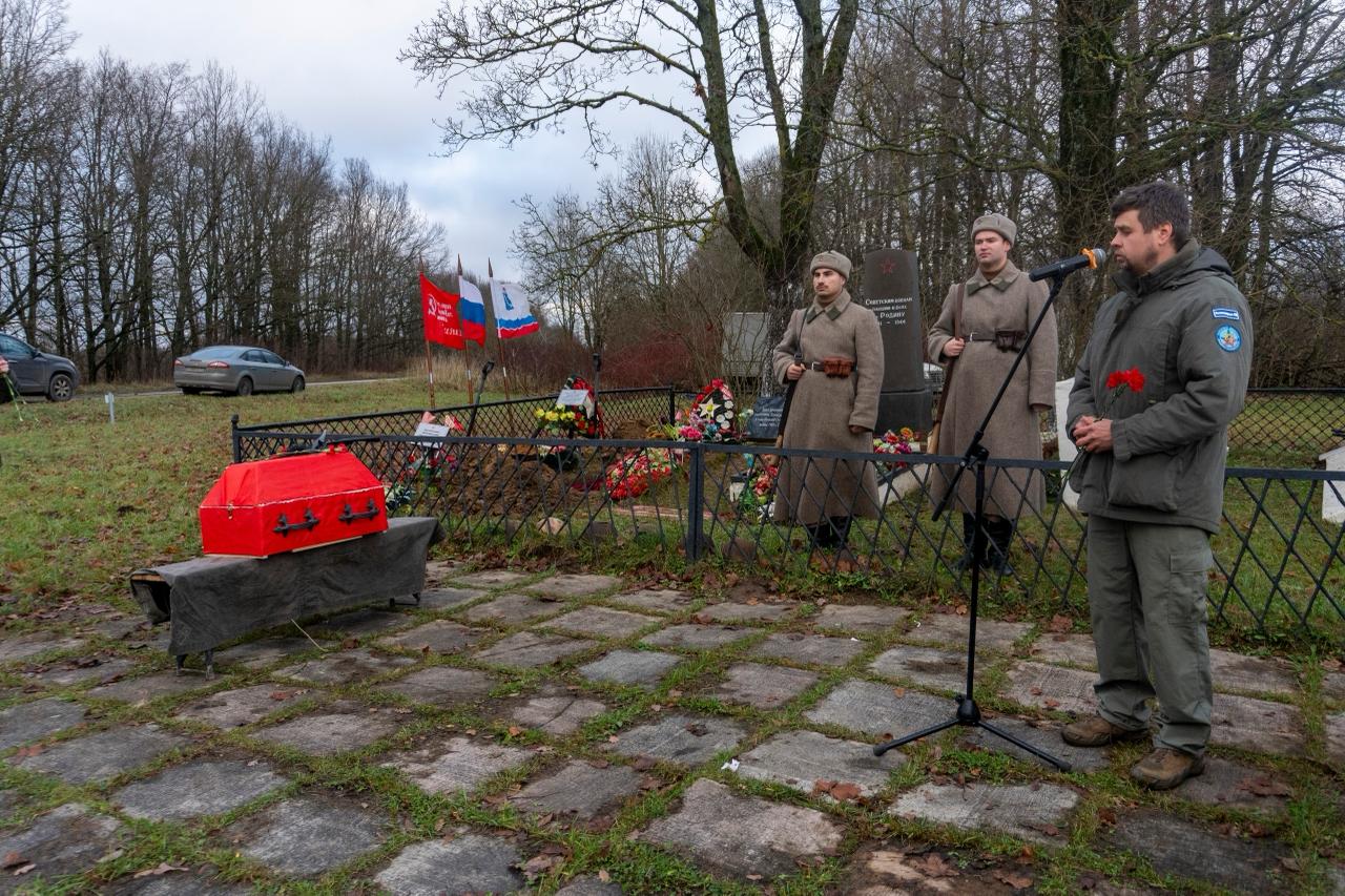 Останки двух красноармейцев предали земле в поселке Глобицы