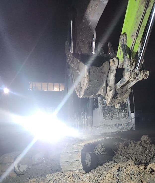 Пять единиц спецтехники и 12 специалистов ООО "ВКС-Инвест" устраняют аварию на сетях водоснабжения в Новом Девяткино