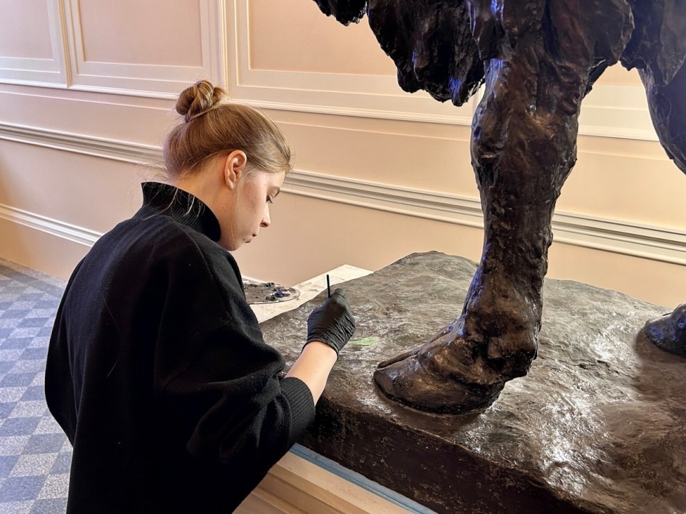 Статуи зубров вернулись в дом Пашкова после реставрации Статуи зубров вернулись в дом Пашкова после реставрации