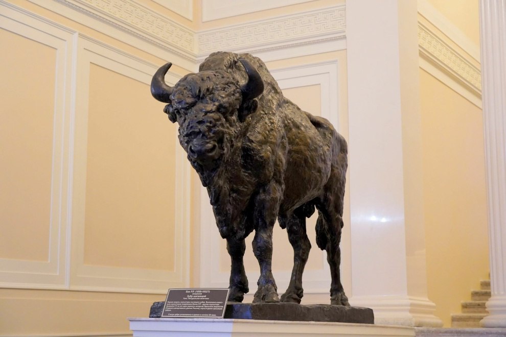 Статуи зубров вернулись в дом Пашкова после реставрации Статуи зубров вернулись в дом Пашкова после реставрации