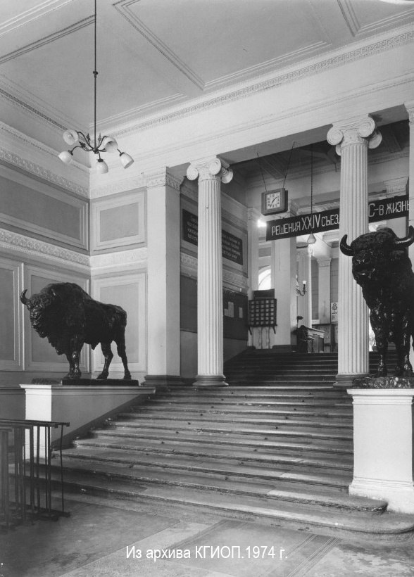 Статуи зубров вернулись в дом Пашкова после реставрации Статуи зубров вернулись в дом Пашкова после реставрации