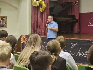 В Киришском лицее состоялась встреча с Киришским городским прокурором на тему профилактики буллинга и кибербезопасности