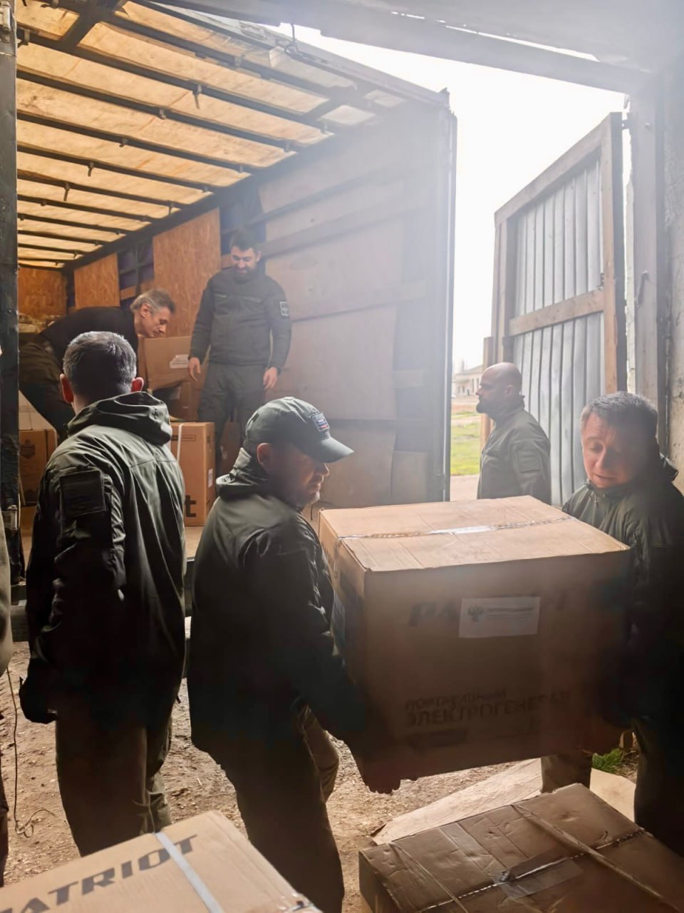 Сотрудники Росприроднадзора передали оборудование и вещи общим весом около 3 тонн военнослужащим Ленинградского военного округа группировки войск «Север» в Луганской Народной Республике Сотрудники Росприроднадзора передали оборудование и вещи общим весом около 3 тонн военнослужащим Ленинградского военного округа группировки войск «Север» в Луганской Народной Республике