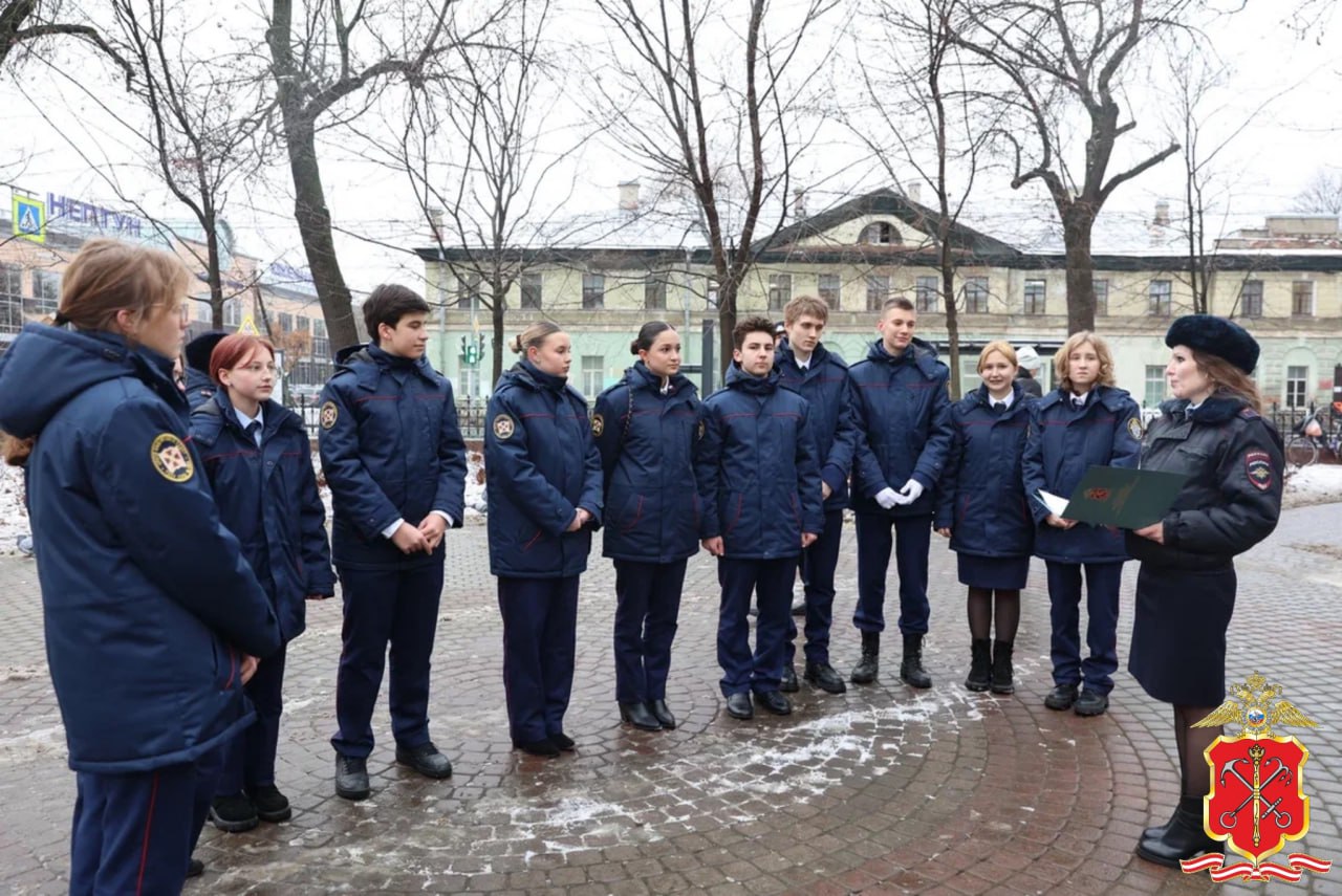 Сотрудники ГУ МВД России провели экскурсию для юных петербуржцев по местам "полицейской" истории города Сотрудники ГУ МВД России провели экскурсию для юных петербуржцев по местам "полицейской" истории города