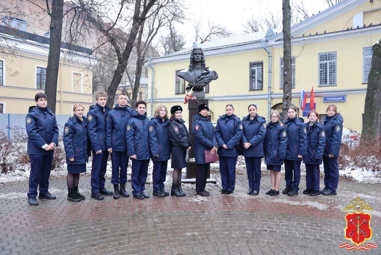 Сотрудники ГУ МВД России провели экскурсию для юных петербуржцев по местам "полицейской" истории города Сотрудники ГУ МВД России провели экскурсию для юных петербуржцев по местам "полицейской" истории города