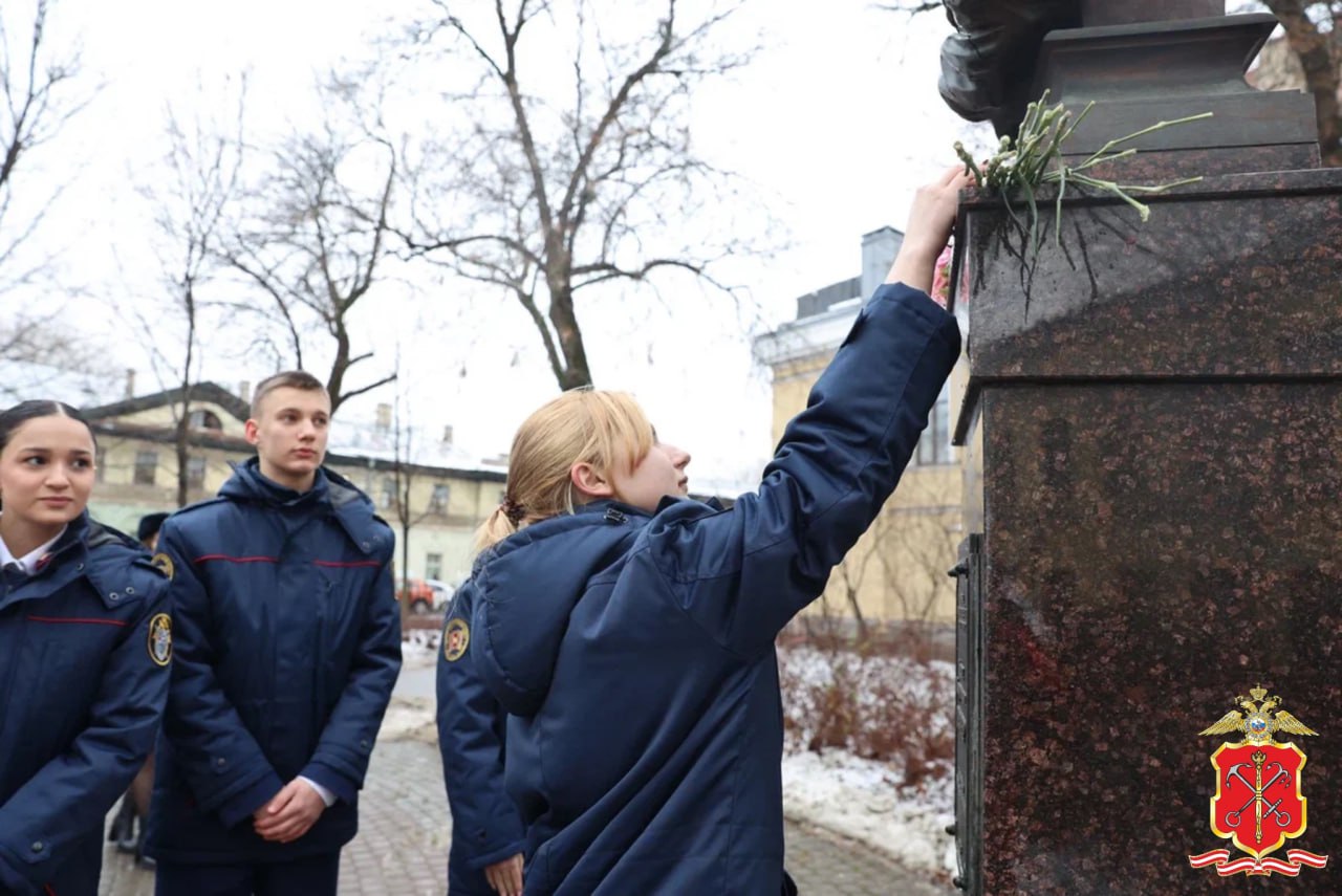 Сотрудники ГУ МВД России провели экскурсию для юных петербуржцев по местам "полицейской" истории города Сотрудники ГУ МВД России провели экскурсию для юных петербуржцев по местам "полицейской" истории города