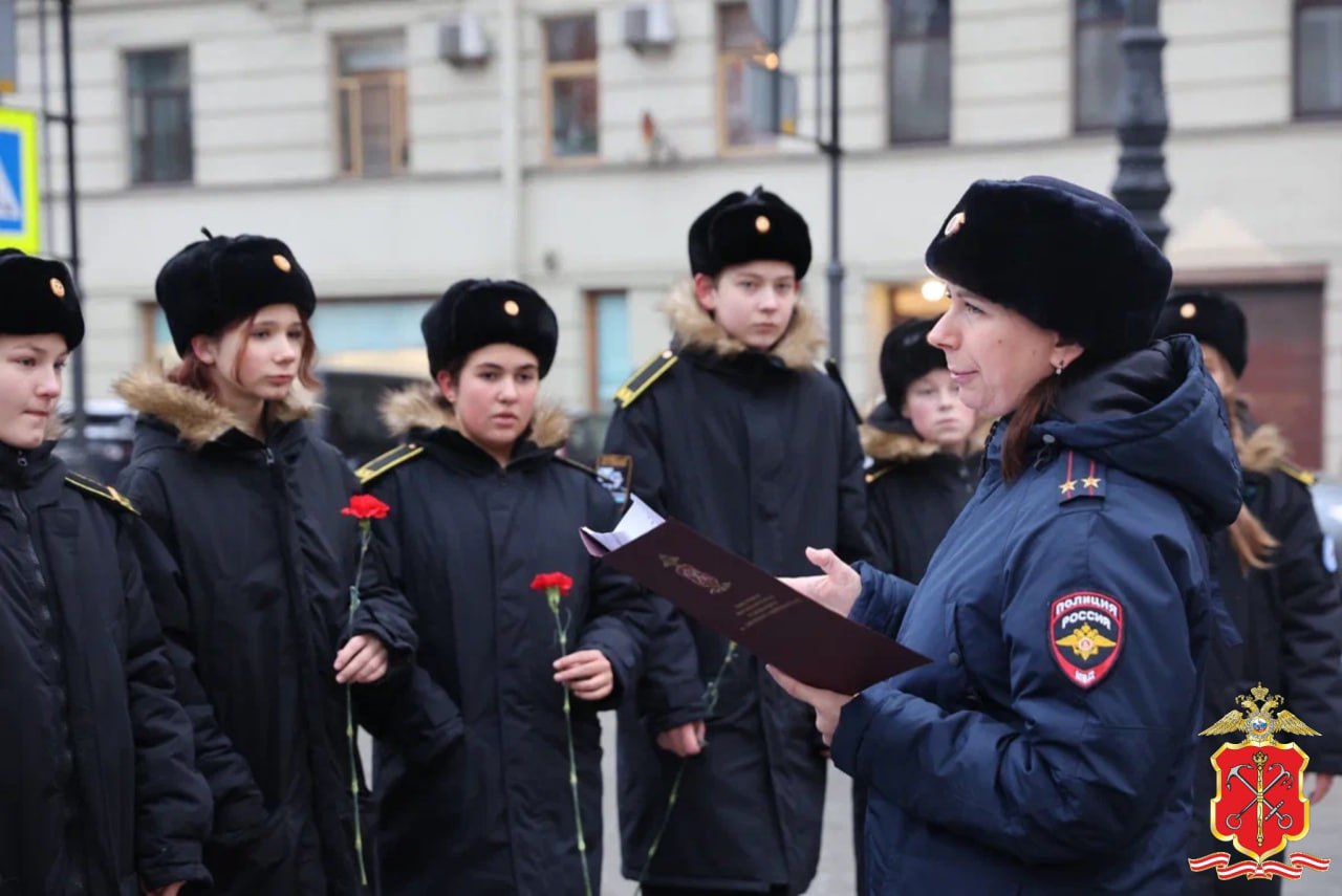 Сотрудники ГУ МВД России провели экскурсию для юных петербуржцев по местам "полицейской" истории города