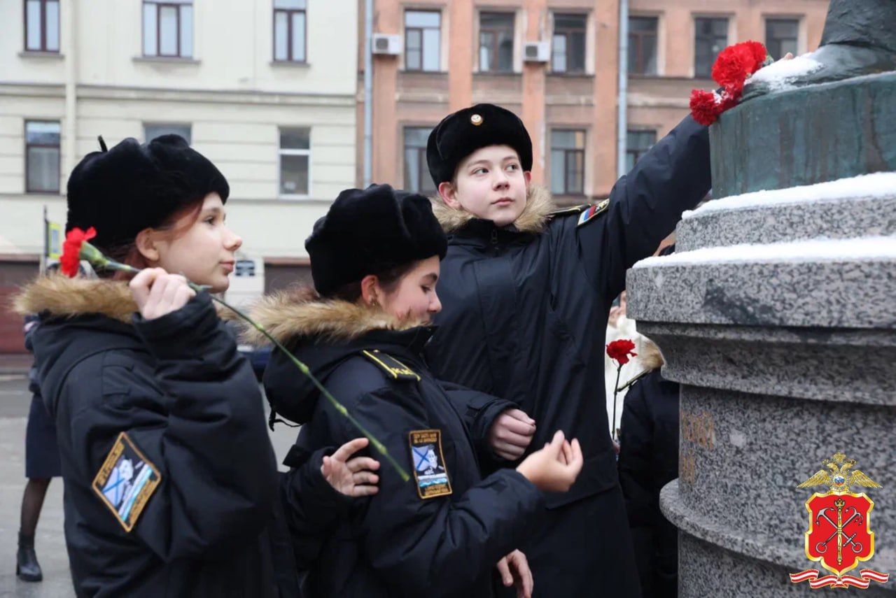 Сотрудники ГУ МВД России провели экскурсию для юных петербуржцев по местам "полицейской" истории города Сотрудники ГУ МВД России провели экскурсию для юных петербуржцев по местам "полицейской" истории города