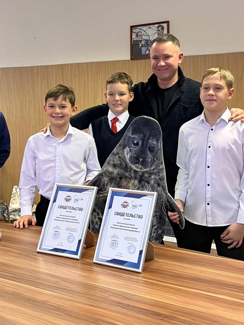 Нерпа Шлиссик из Фонда друзей балтийской нерпы стал живым символом Федерации хоккея Ленинградской области Нерпа Шлиссик из Фонда друзей балтийской нерпы стал живым символом Федерации хоккея Ленинградской области