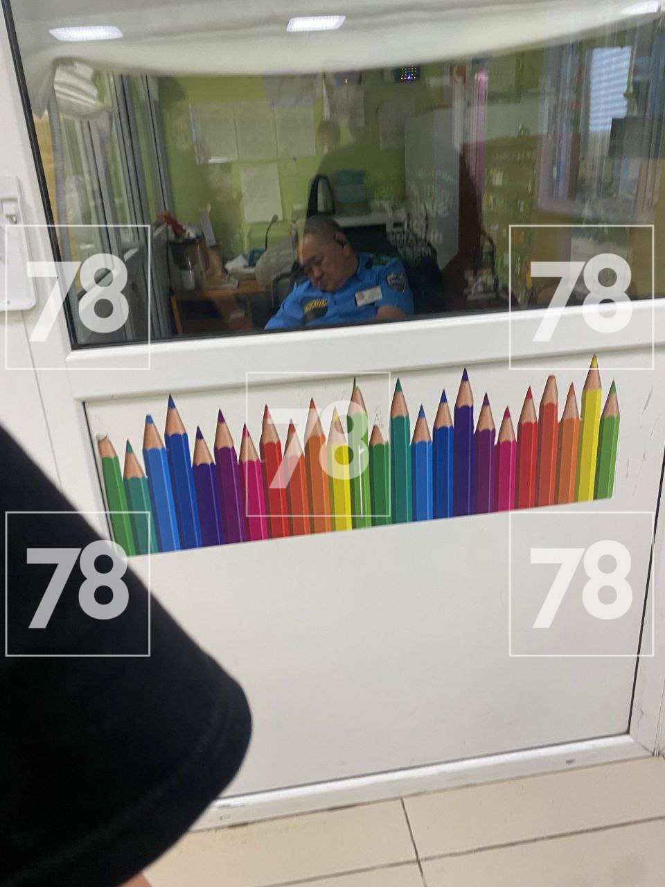 Подозрительного мужчину выпроводили из школы на Маршала Тухачевского Подозрительного мужчину выпроводили из школы на Маршала Тухачевского