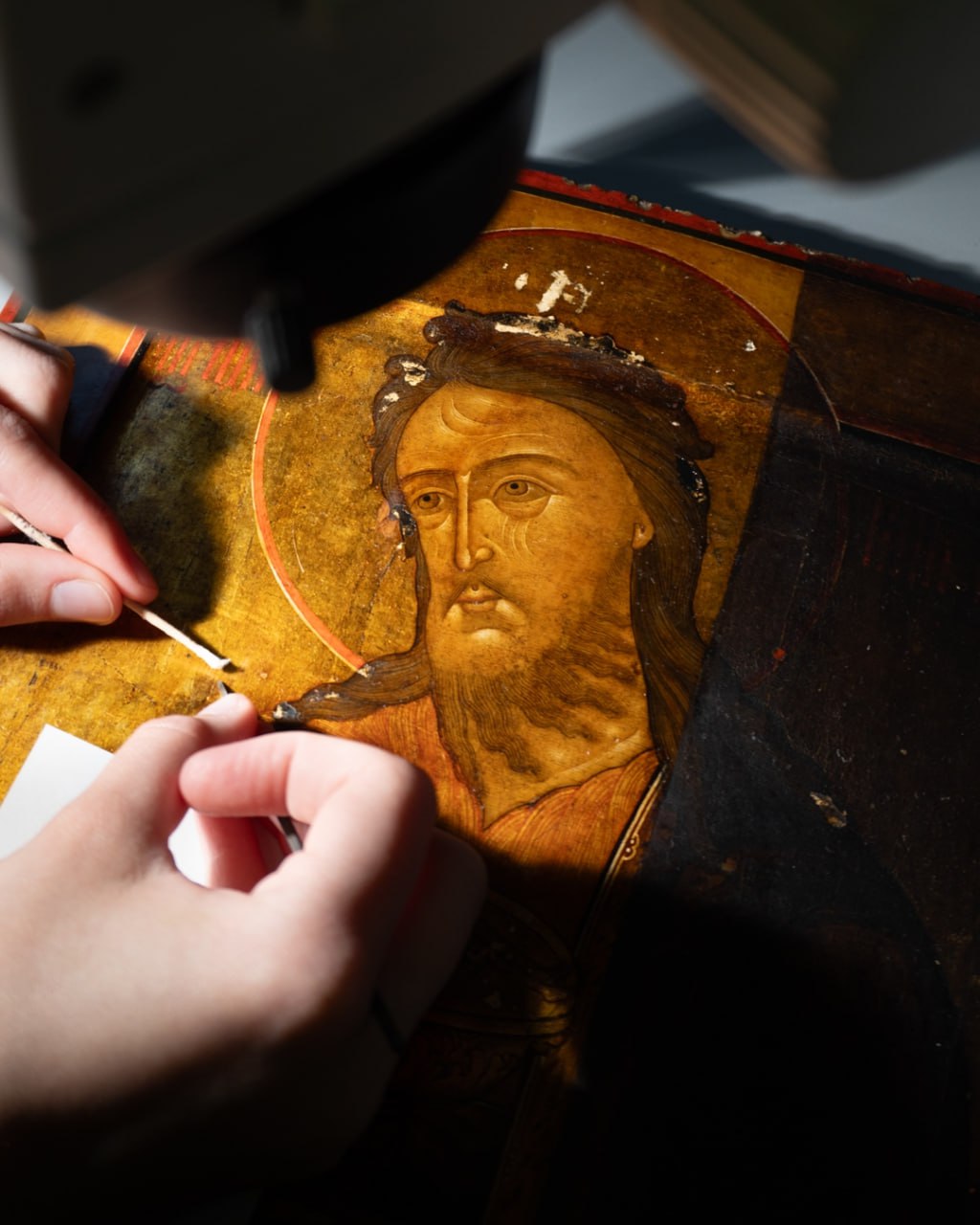 В Ленобласти реставраторы год слой за слоем снимали "налет времени" с иконы "Святой Иоанн Предтеча" В Ленобласти реставраторы год слой за слоем снимали "налет времени" с иконы "Святой Иоанн Предтеча"