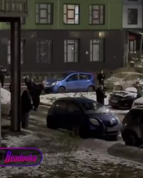 Снежки, лопата и пистолет — базовый набор муринских школьников, которые сцепились с мужчинами во дворе из-за замечания Хулиганы из Мурино повздорили с мужчинами и обстреляли их сначала снежками, потом накинулись с кулаками и...