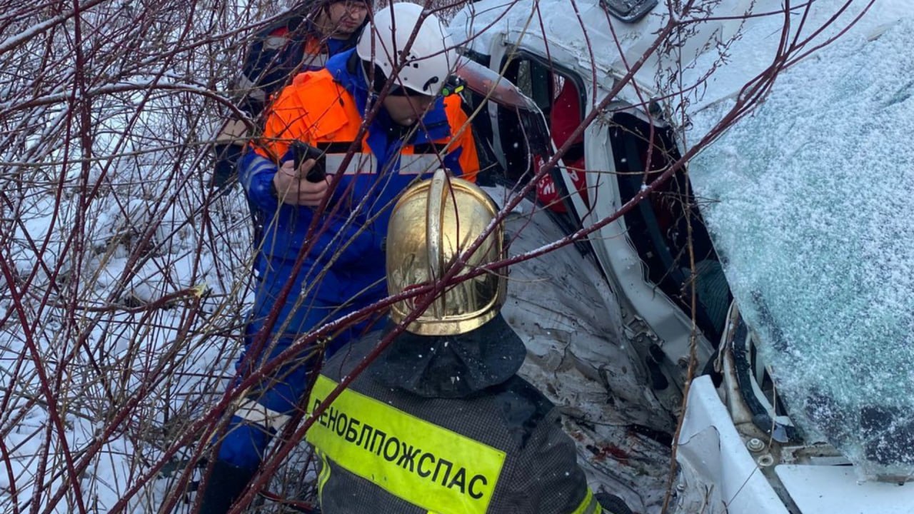 За минувшие сутки спасатели ликвидировали 10 пожаров и спасли двух человек, попавших в ДТП в Ленобласти