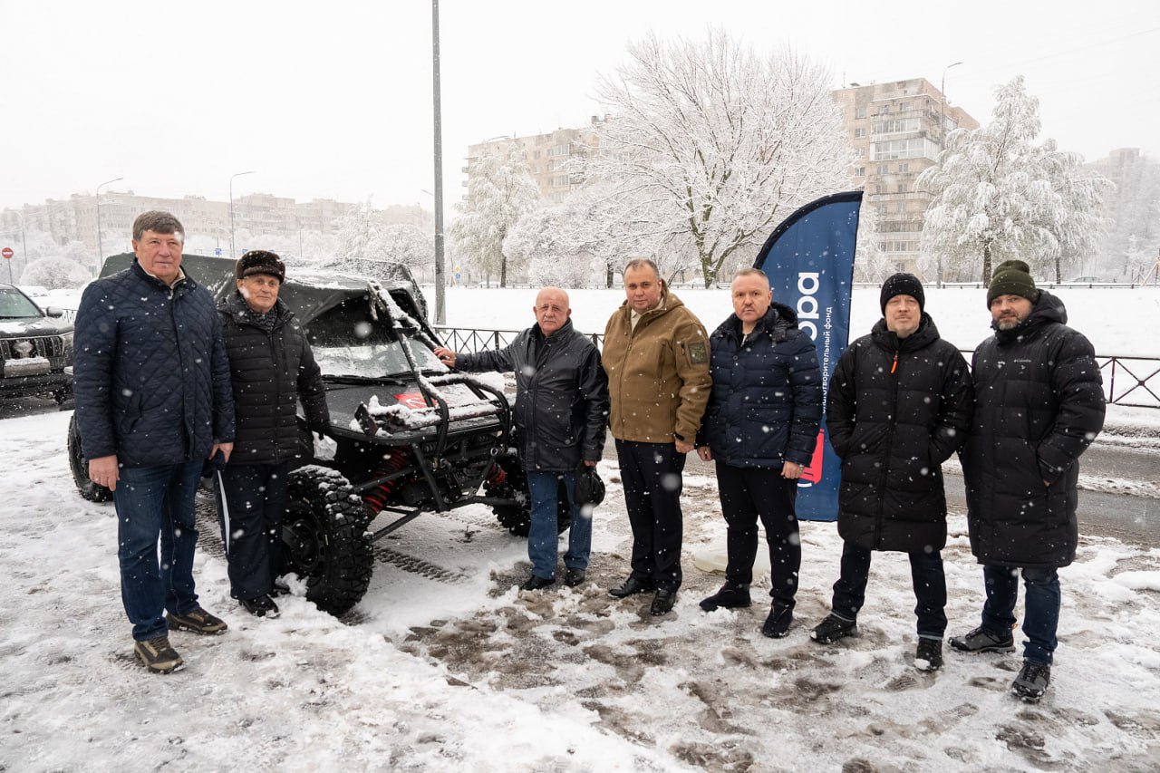 Из Санкт-Петербурга отправился 81-й конвой с шефской помощью Ленинградскому полку