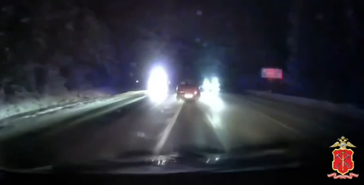 Выстрел по колесам остановил шальную «Ниву», устроившую гонки с полицией на трассе "Вологда - Новая Ладога"