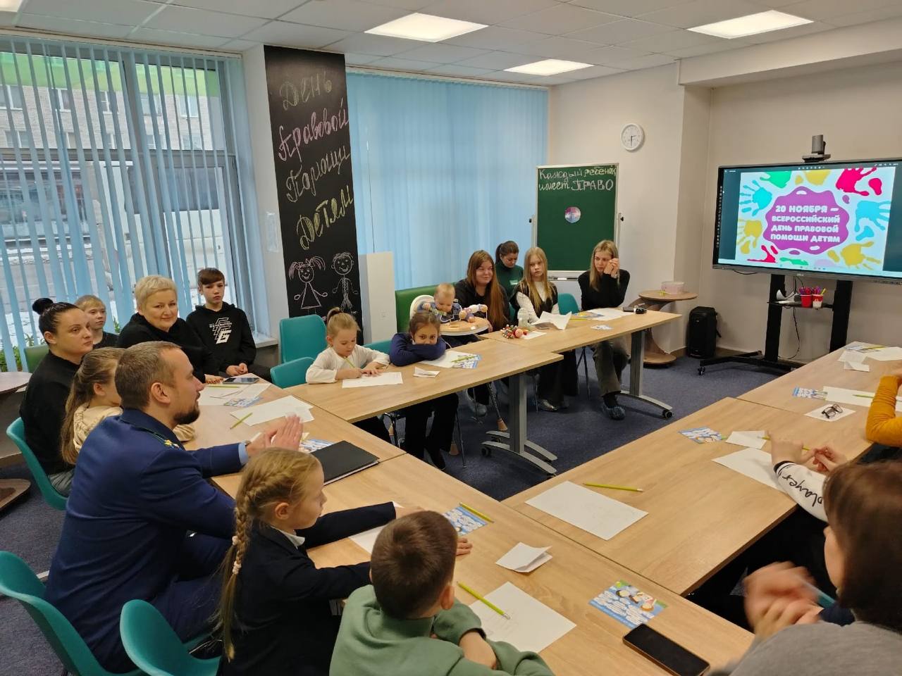 Сланцевским городским прокурором проведена лекция для детей и их родителей