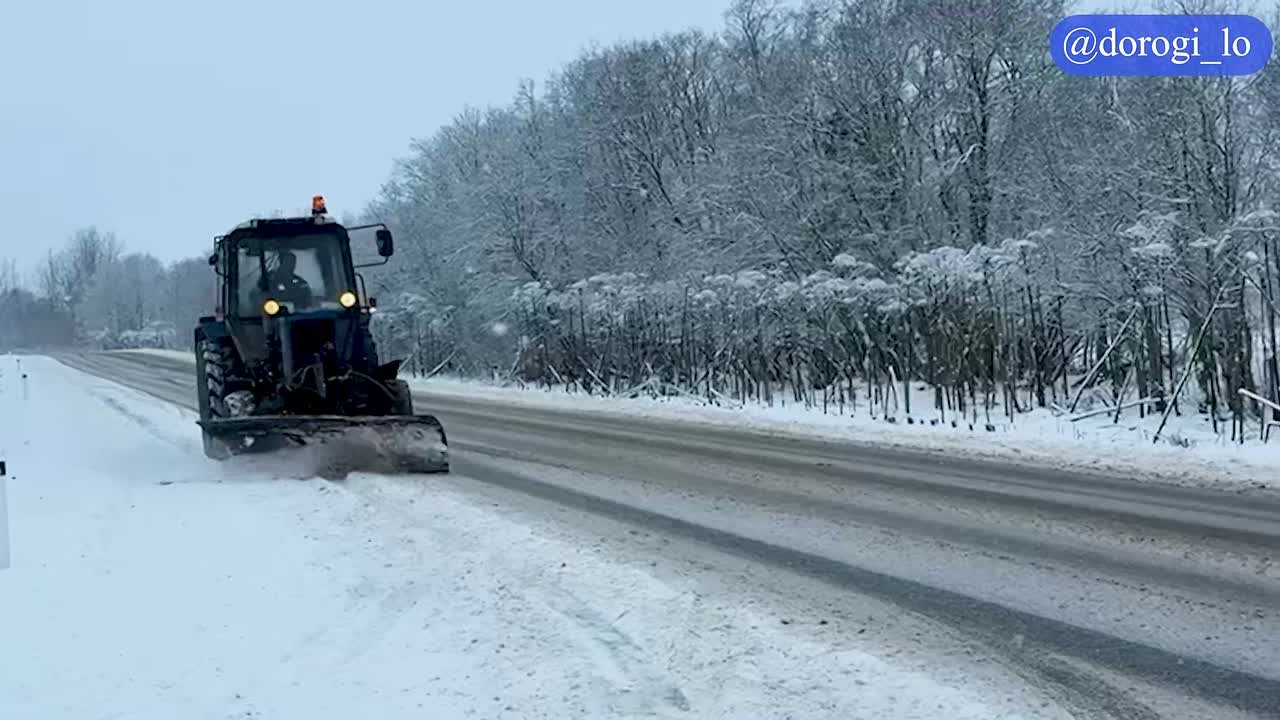 Дорожные службы Ленобласти продолжают трудиться в усиленном режиме