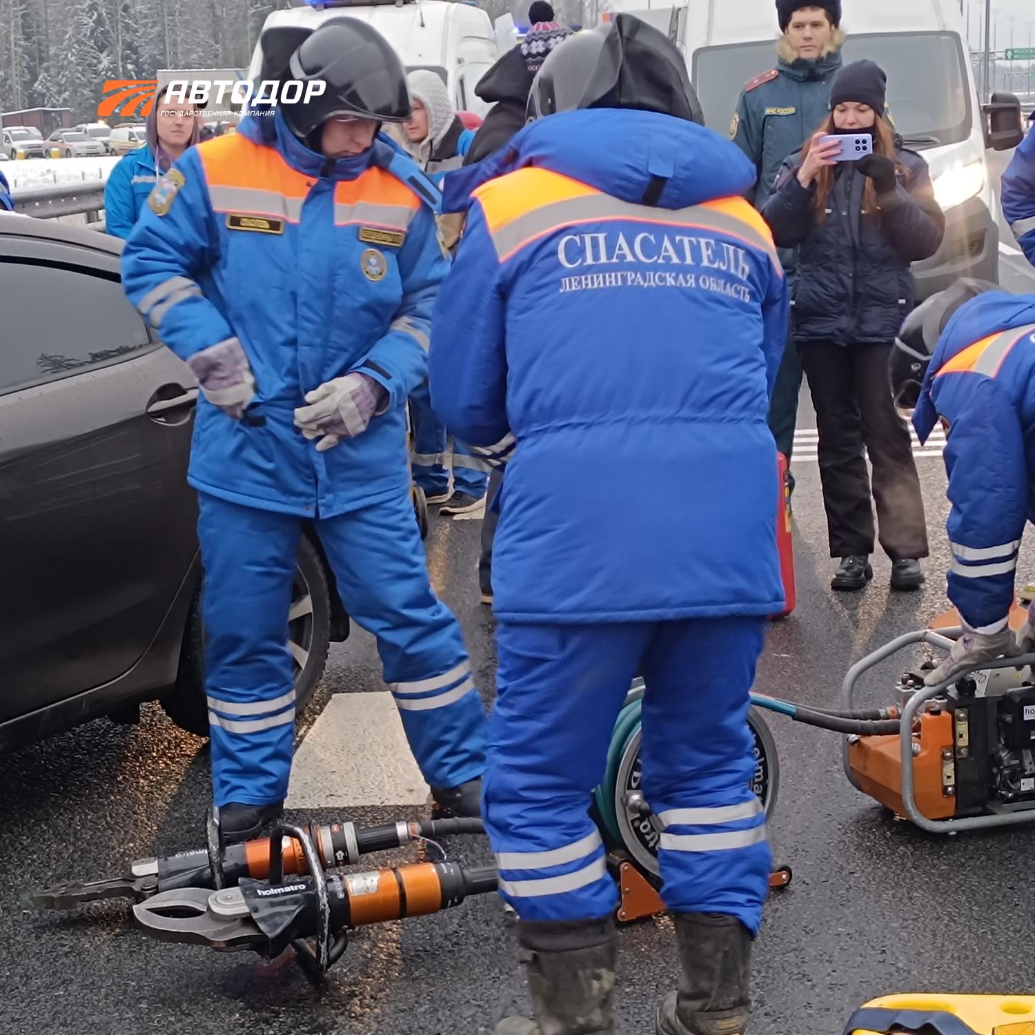 На М-11 «Нева» отработали навыки спасения людей в ДТП в условиях непогоды На М-11 «Нева» отработали навыки спасения людей в ДТП в условиях непогоды