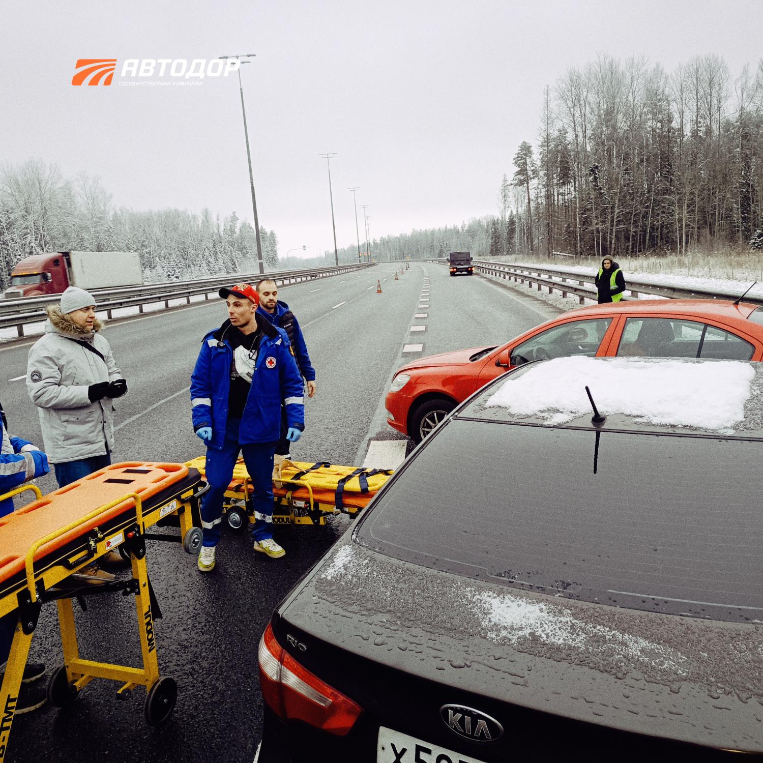 На М-11 «Нева» отработали навыки спасения людей в ДТП в условиях непогоды На М-11 «Нева» отработали навыки спасения людей в ДТП в условиях непогоды