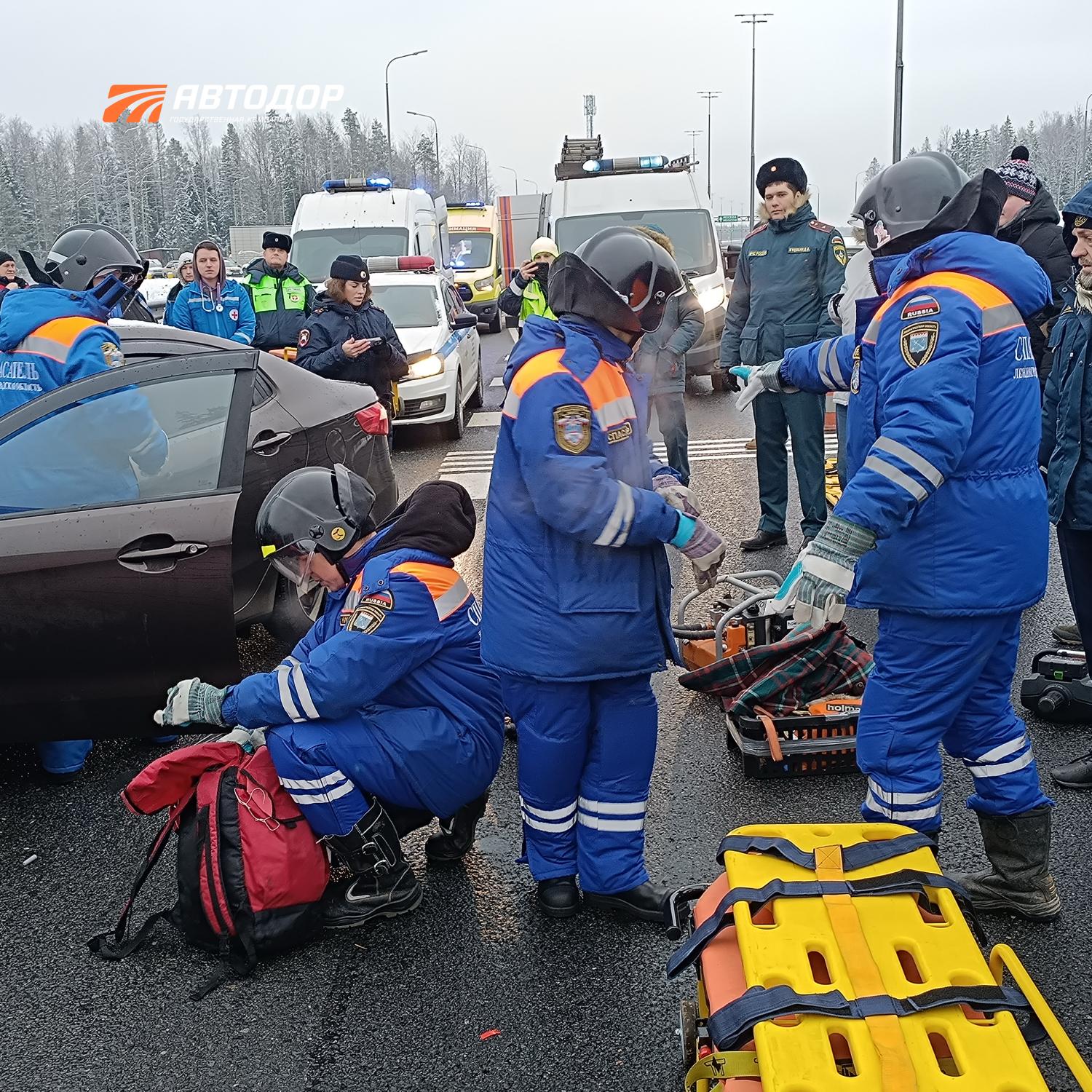 На М-11 «Нева» отработали навыки спасения людей в ДТП в условиях непогоды На М-11 «Нева» отработали навыки спасения людей в ДТП в условиях непогоды