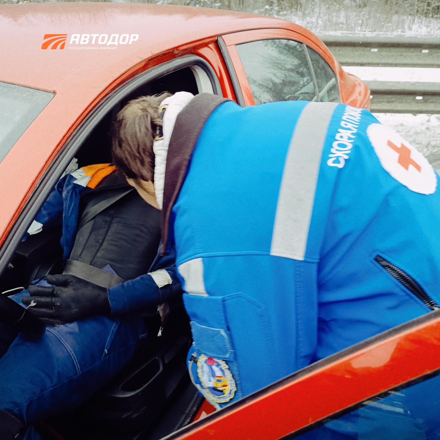 На М-11 «Нева» отработали навыки спасения людей в ДТП в условиях непогоды На М-11 «Нева» отработали навыки спасения людей в ДТП в условиях непогоды