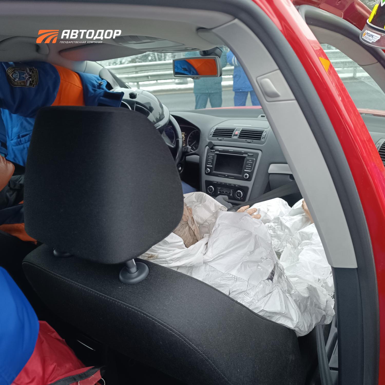 На М-11 «Нева» отработали навыки спасения людей в ДТП в условиях непогоды На М-11 «Нева» отработали навыки спасения людей в ДТП в условиях непогоды