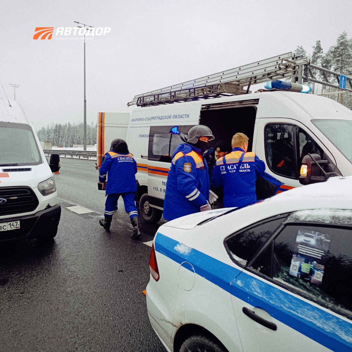 На М-11 «Нева» отработали навыки спасения людей в ДТП в условиях непогоды На М-11 «Нева» отработали навыки спасения людей в ДТП в условиях непогоды