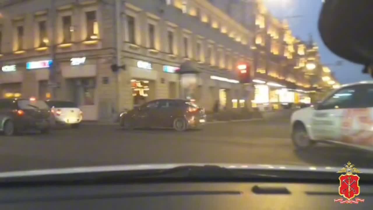 В центре Петербурга полиция с погоней ловила пьяного водителя «Лады»