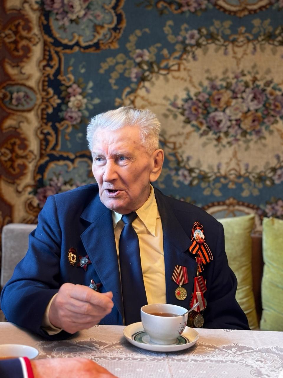 Ветеран из Тихвина Владимир Бондаренко отпраздновал 98-летие Ветеран из Тихвина Владимир Бондаренко отпраздновал 98-летие