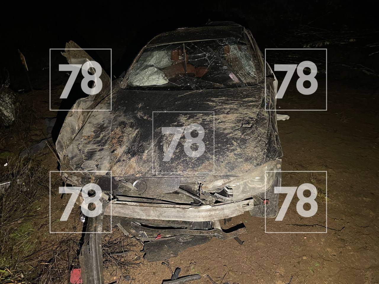 Автомобиль вылетел за барьерное ограждение в Ленобласти Автомобиль вылетел за барьерное ограждение в Ленобласти