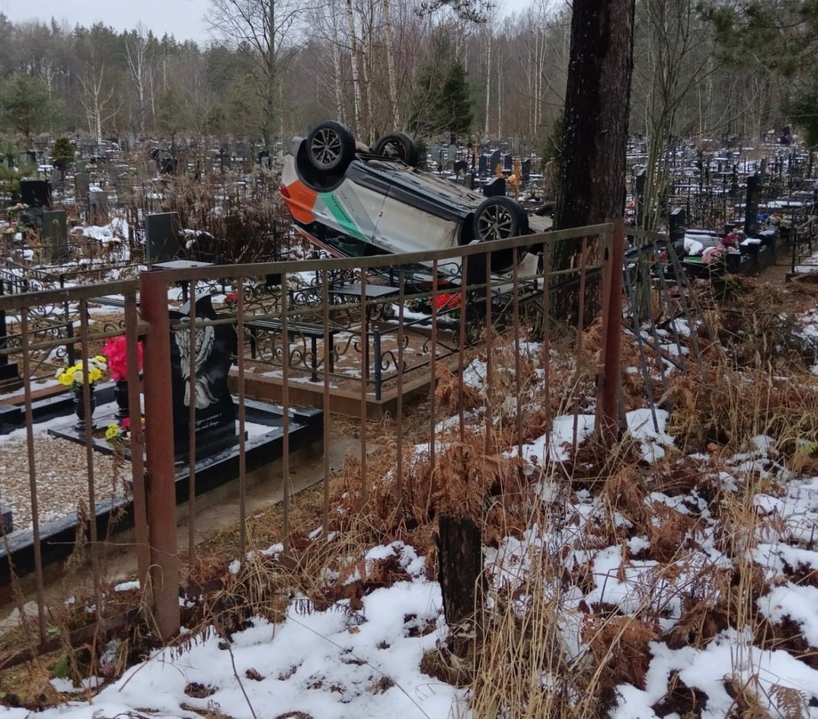 Водитель каршеринга не справился с управлением и "улетел" на кладбище