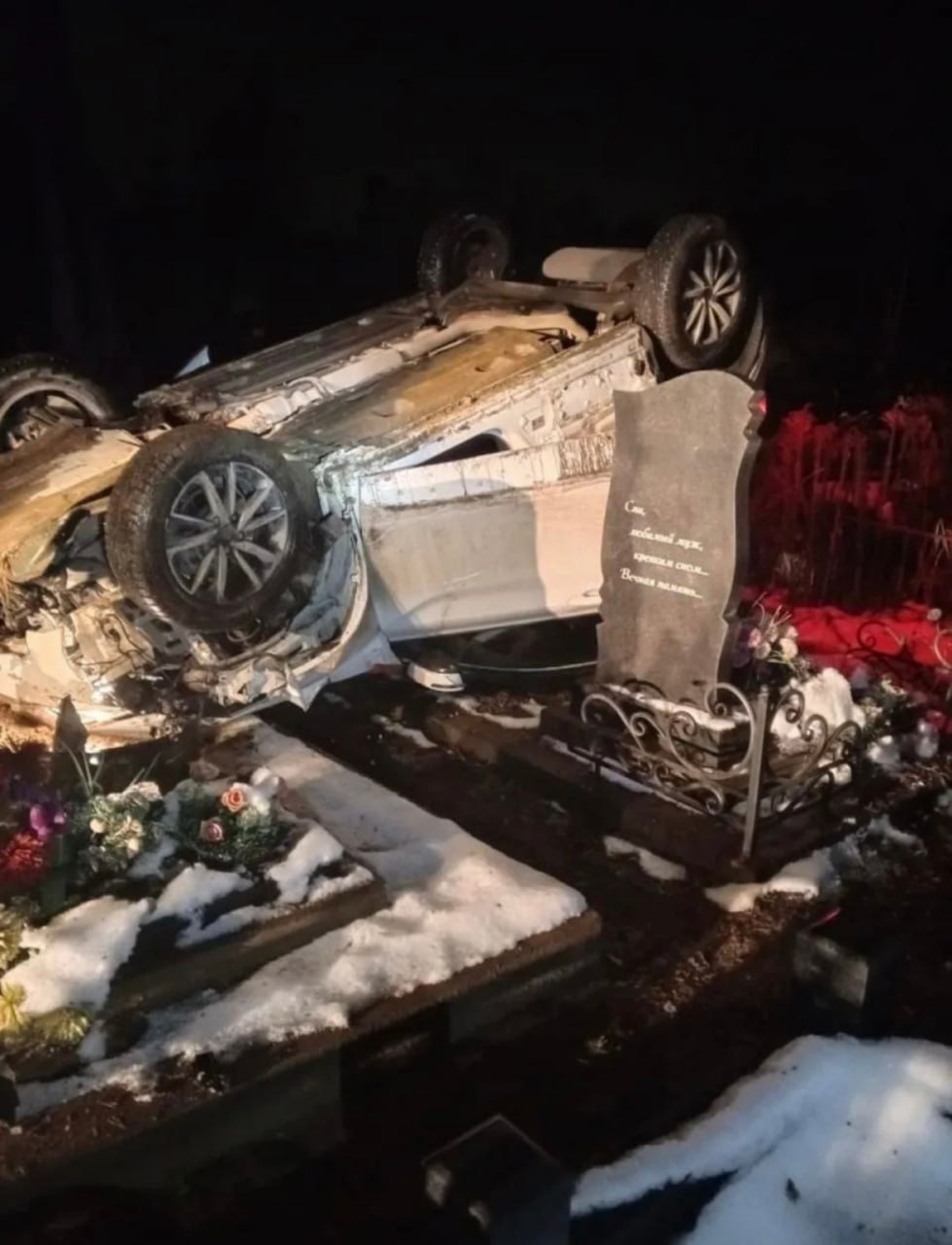 Водитель каршеринга не справился с управлением и "улетел" на кладбище Водитель каршеринга не справился с управлением и "улетел" на кладбище