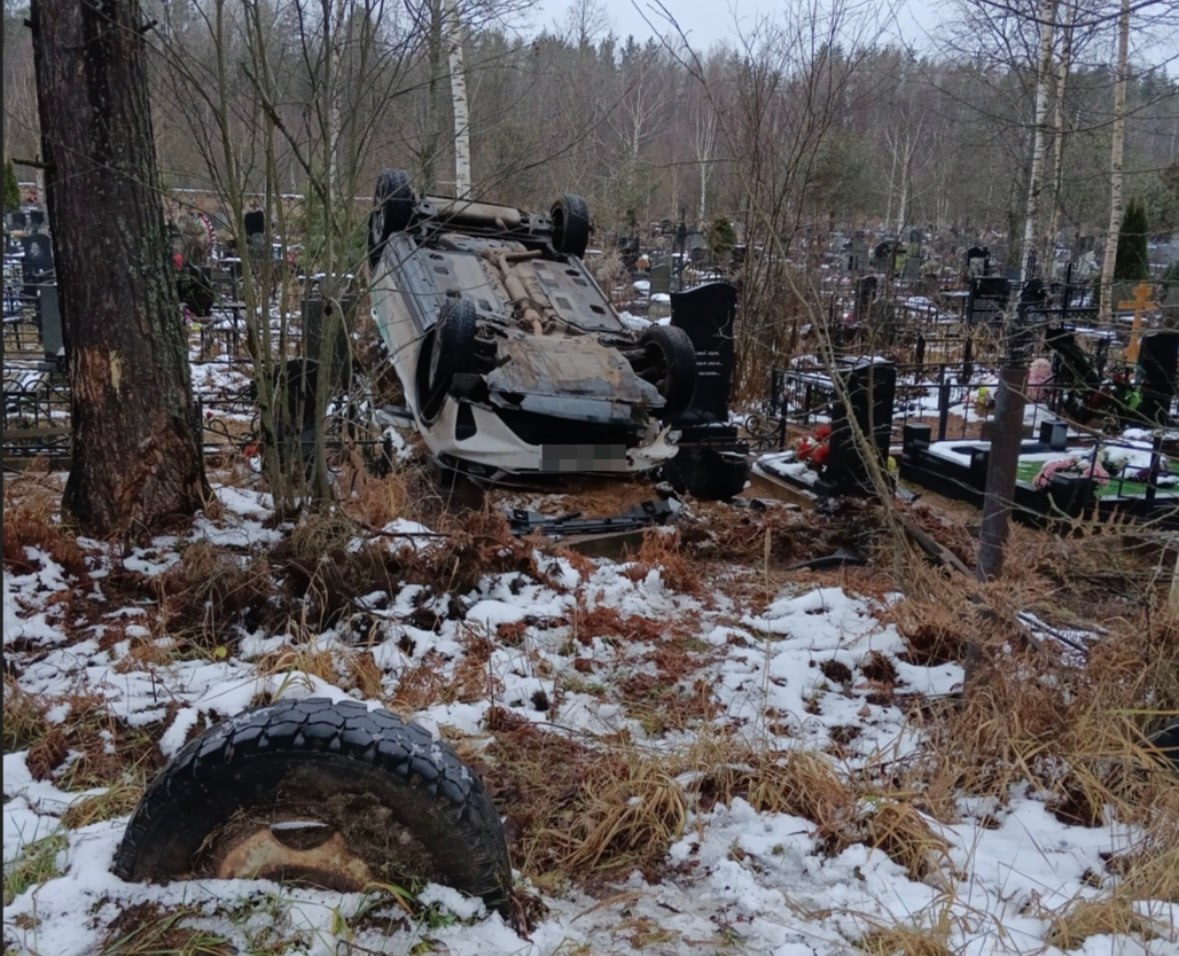 Водитель каршеринга не справился с управлением и "улетел" на кладбище Водитель каршеринга не справился с управлением и "улетел" на кладбище