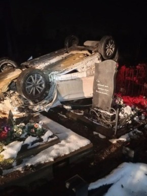 В Ленобласти каршеринговый автомобиль вылетел с дороги и упал на крышу прямо между могил на кладбище