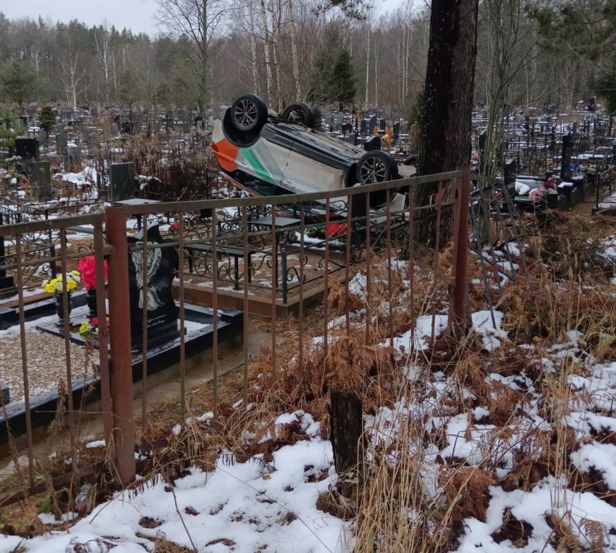 Каршеринг "приземлился" между могил на кладбище Ленобласти